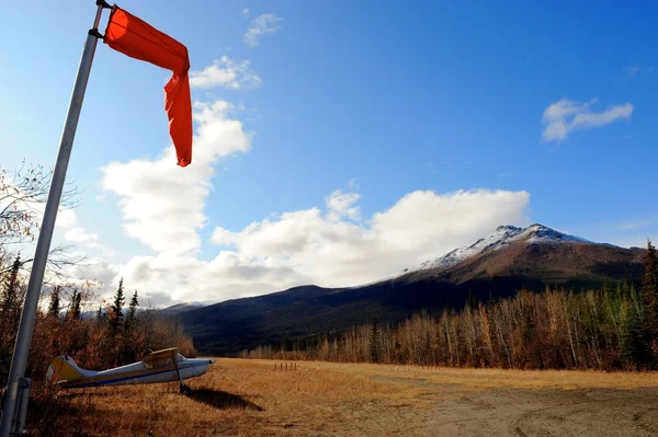 Flygfältet med vinden strumpa och plan, alaska, oss Stockfoto