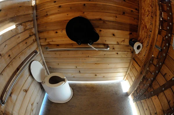 Släpp toalett i Campingområde, alaska, oss Royaltyfria Stockfoton