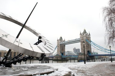 Tower bridge ve tower hill çevirin kar, Londra, İngiltere