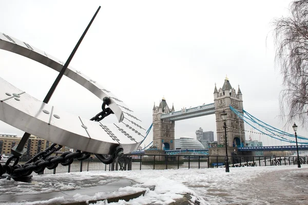 Tower Bridge and Tower Hill Dial in the snow, London, UK — Stock Photo, Image