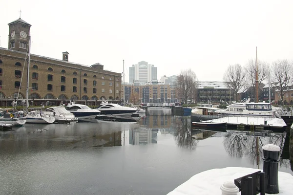 St Katherine Docks coperto di neve e ghiaccio, Londra, Regno Unito Immagine Stock