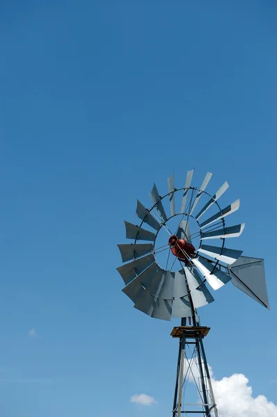 Moinho de vento com furo, Oeste do Texas, EUA — Fotografia de Stock