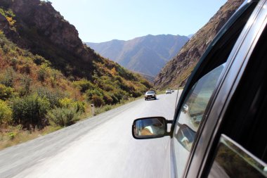 yolda tien Tanrı Dağları, Kırgızistan