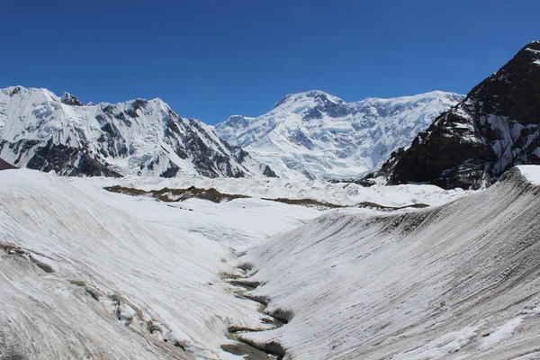 Kirgizistan - pobeda peak (Dzjengisj Tjokusu) 7,439 m — Stockfoto