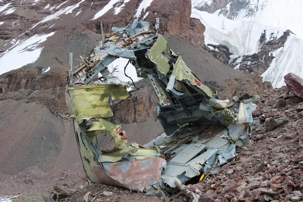 Soviet helicopter crash in Kyrgyz Khan Tengri base camp — Stock Photo, Image