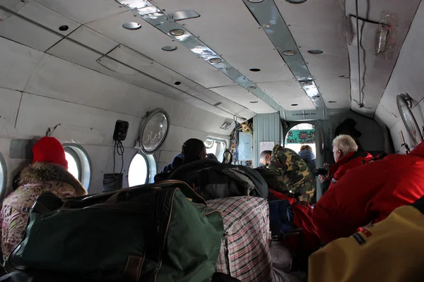 Sovjetiska helikopter med klättrare landar på Khan Tengri och Pobeda Peak Base Camp (Kirgizistan ) — Stockfoto