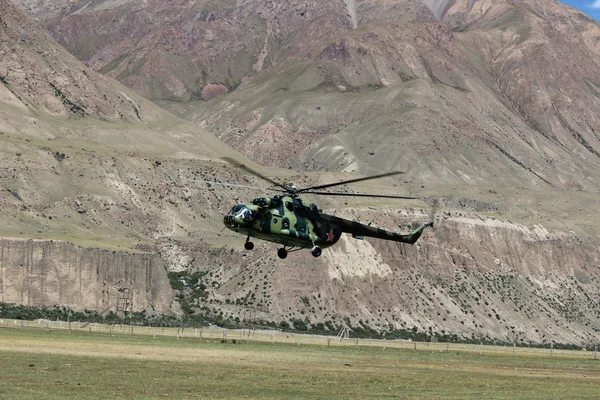 Soviet helicopter with climbers landing at Maida Adyr (Kyrgyzstan ) — Stock Photo, Image