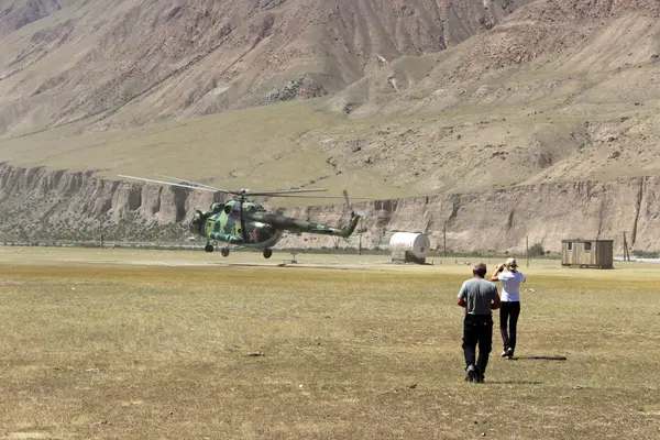 Hélicoptère soviétique avec alpinistes atterrissant à Maida Adyr (Kirghizistan)  ) — Photo