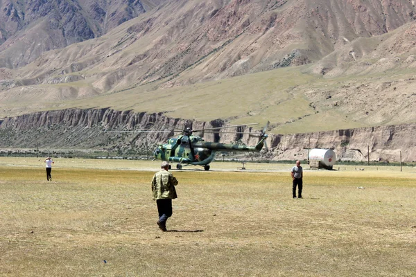 Hélicoptère soviétique avec alpinistes atterrissant à Maida Adyr (Kirghizistan)  ) — Photo