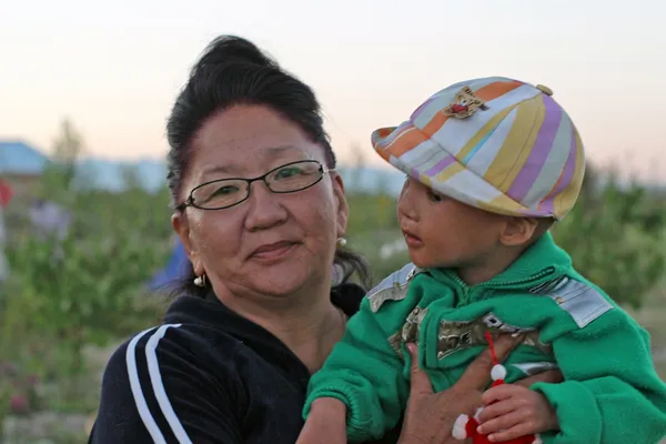 Kyrgyz Woman and Child, lake Issyk Kul region — Stock Photo, Image