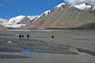 Tien shan dağlarında yürüyüş
