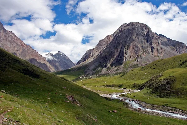 Valle de Ashukashka Suu, montañas Tien Shan, Kirguistán — Foto de Stock