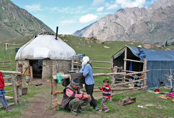 Юртовый лагерь в Центральной Азии — стоковое фото