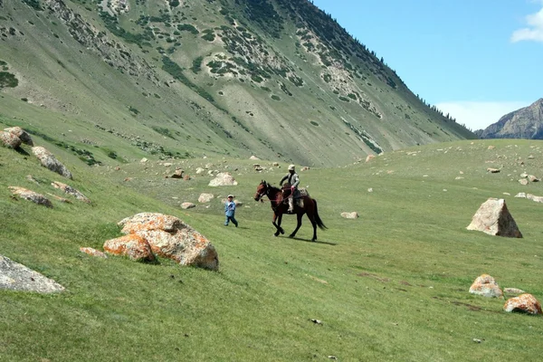 Kyrgyz horseman in Tien Shan mountains — Stock Photo, Image