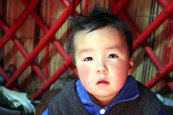 Dentro de Yurt - Familia kirguisa, Valle de Ashukashka Suu, Kirguistán — Foto de Stock