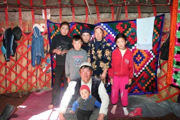 Intérieur de la yourte - Famille kirghize, vallée d'Ashukashka Suu, Kirghizistan — Photo