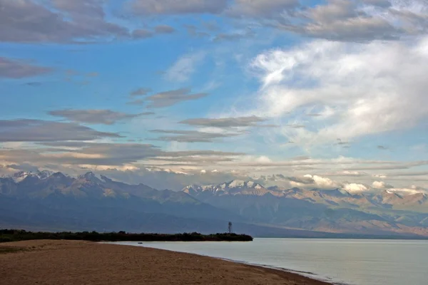 Górskie jeziora issyk-kul, kyrgyzstan — Zdjęcie stockowe