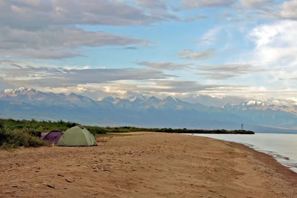 Górskie jeziora issyk-kul, kyrgyzstan — Zdjęcie stockowe