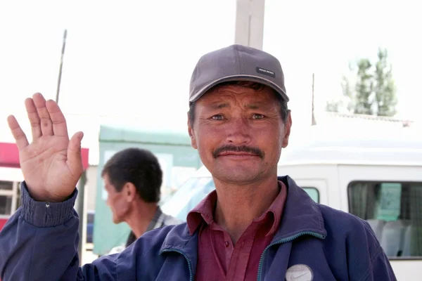 Kirguistán Hombre en el bazar de Pokrovka —  Fotos de Stock