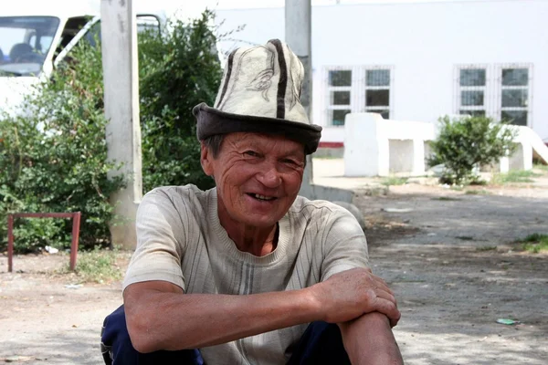 Kyrgyzská muž v tradiční klobouku — Stock fotografie