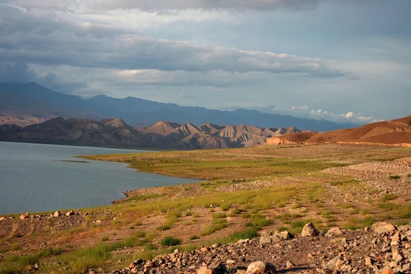 Toktogul lago de montaña en Kirguistán —  Fotos de Stock