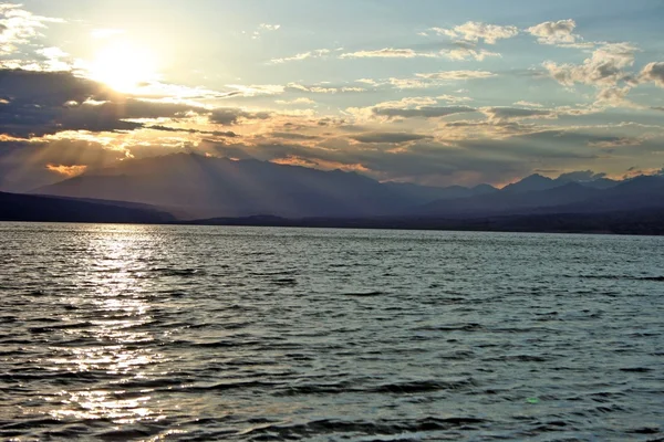 Toktogul lago de montaña en Kirguistán —  Fotos de Stock