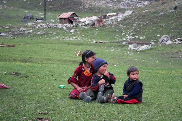 Enfants ouzbeks en Arslanbob, Kirghizistan — Photo