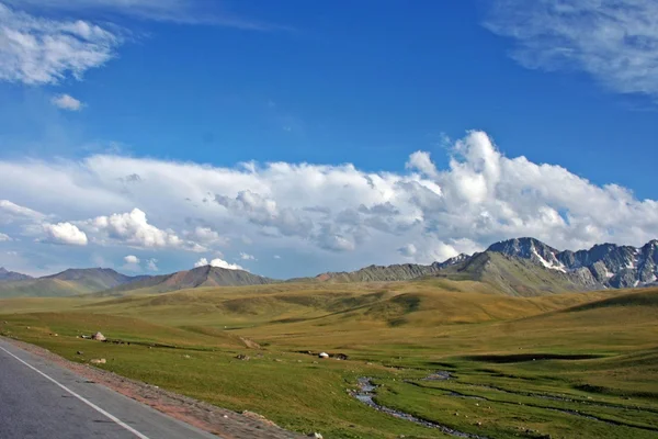 Weg in tien shan-gebergte, Kirgizië — Stockfoto