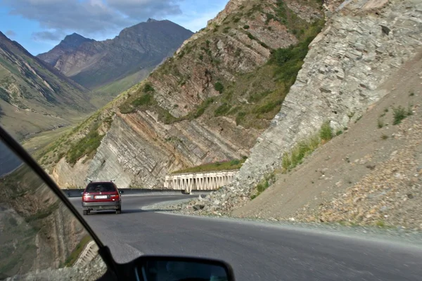 Weg in tien shan-gebergte, Kirgizië — Stockfoto