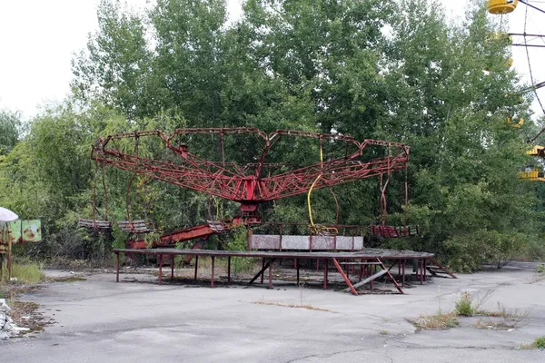 切尔诺贝利地区普里皮亚特的游乐园中被遗弃的摩天轮 — 图库照片