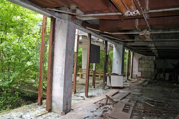 Région de Tchernobyl. Ville perdue Pripyat. Ruines modernes . — Photo