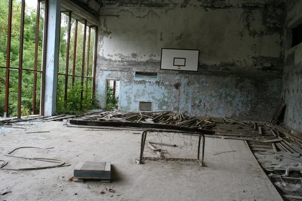 Région de Tchernobyl. Ville perdue Pripyat. Ruines modernes . — Photo