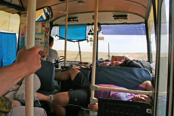 Ônibus através do deserto de Gobi, Mongólia — Fotografia de Stock