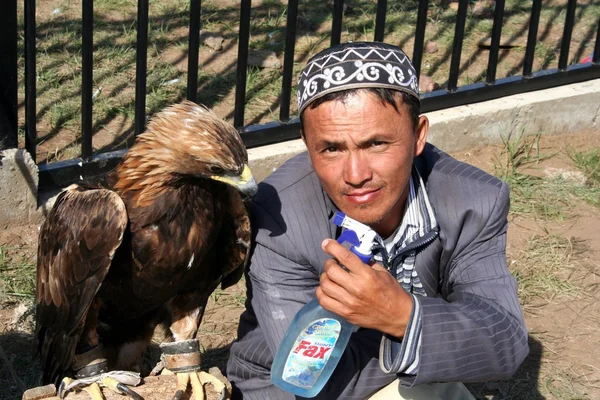 Chasseur d'aigles avec hibou de chasse — Photo