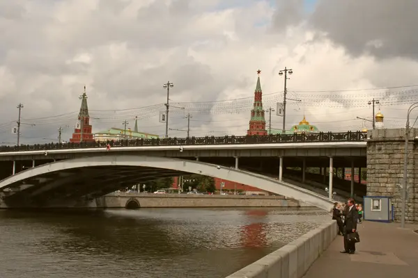 El Kremlin de Moscú y el río Moscú en un día nublado —  Fotos de Stock