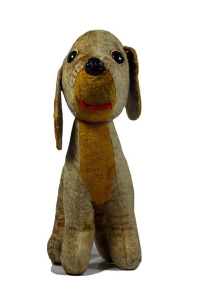 Старая плюшевая собачья игрушка на белом фоне — стоковое фото