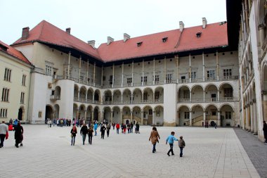 Wawel, Krakow, Polonya 'daki kraliyet sarayının iç bahçesi.