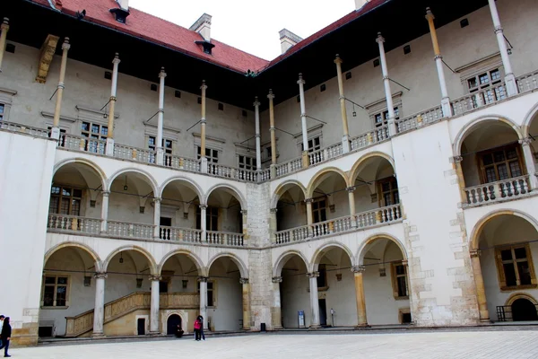 Patio interior del palacio real en Wawel, Cracovia, Polonia — Foto de Stock