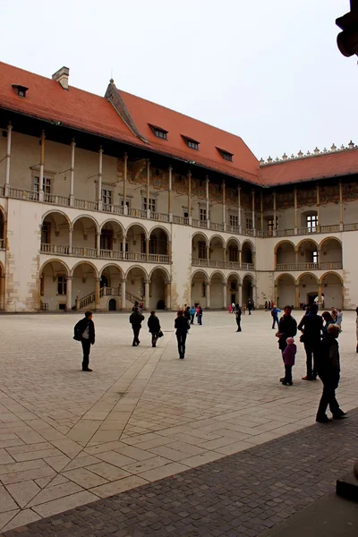 Vnitřní dvůr královského paláce ve Wawelu, Krakov, Polsko — Stock fotografie