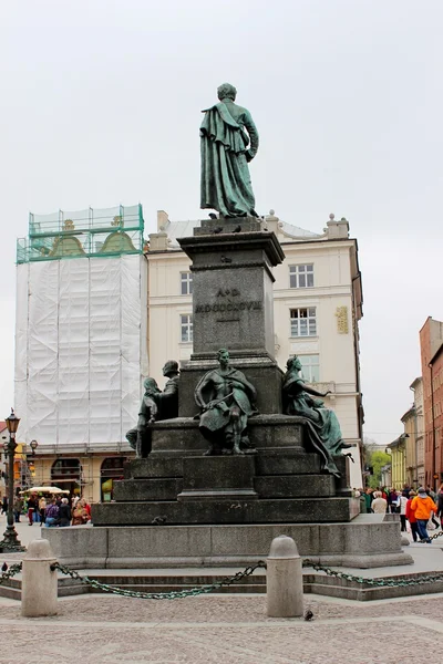 Denkmal von adam mickiewicz auf dem Hauptmarkt in Krakau — Stockfoto