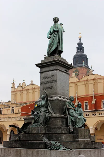 Anıt adam mickiewicz, krakow ana Market — Stok fotoğraf