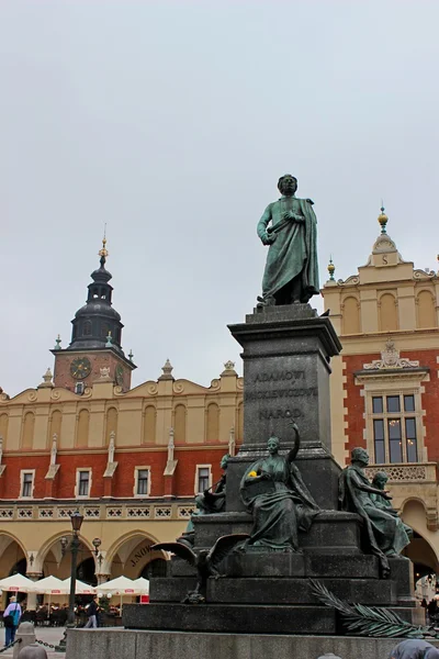 Monumento de Adam Mickiewicz no Mercado Principal em Cracóvia — Fotografia de Stock