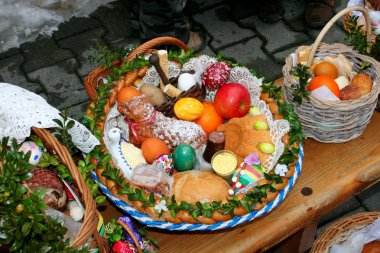 Lehçe kırsal kesimde gıda ile geleneksel Paskalya sepeti