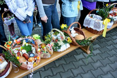 Lehçe kırsal kesimde gıda ile geleneksel Paskalya sepeti