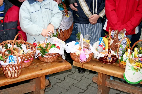 Traditionele Pasen mand met voedsel in Pools platteland — Stockfoto