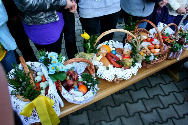 Tradiční velikonoční košík s jídlem v polském venkově — Stock fotografie
