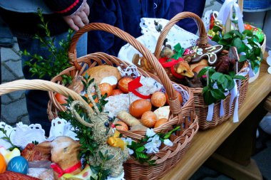 Lehçe kırsal kesimde gıda ile geleneksel Paskalya sepeti