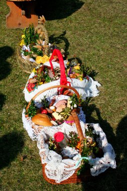 Lehçe kırsal kesimde gıda ile geleneksel Paskalya sepeti