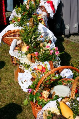 Lehçe kırsal kesimde gıda ile geleneksel Paskalya sepeti