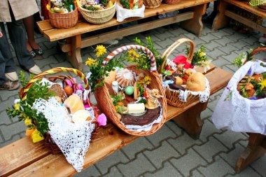Lehçe kırsal kesimde gıda ile geleneksel Paskalya sepeti